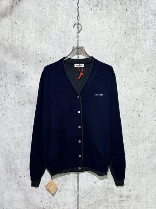 미우미우 모노그램 페이크 레이어링 가디건 네이비 레플리카 미러급 SA급 S급 고퀄리티 하이엔드 최상급 의류 [남성여성공용] 3