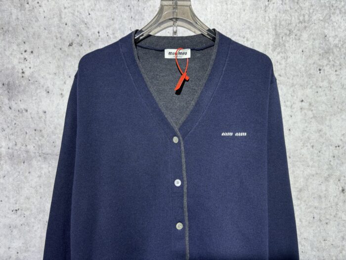 미우미우 모노그램 페이크 레이어링 가디건 네이비 레플리카 미러급 SA급 S급 고퀄리티 하이엔드 최상급 의류 [남성여성공용] 5