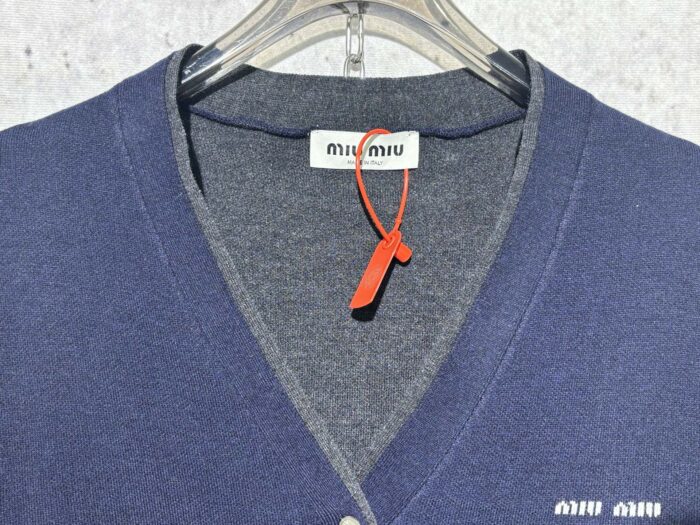 미우미우 모노그램 페이크 레이어링 가디건 네이비 레플리카 미러급 SA급 S급 고퀄리티 하이엔드 최상급 의류 [남성여성공용] 9