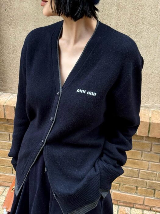 미우미우 모노그램 페이크 레이어링 가디건 네이비 레플리카 미러급 SA급 S급 고퀄리티 하이엔드 최상급 의류 [남성여성공용] 2