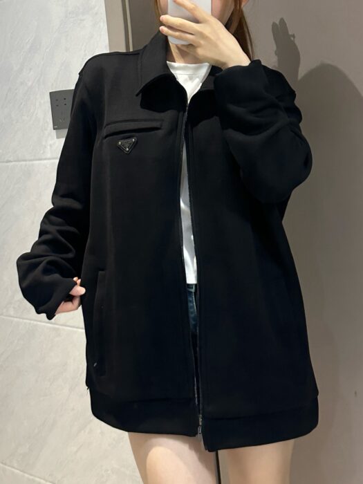프라다 세모 로고 지퍼 카라 자켓 블랙 레플리카 미러급 SA급 S급 고퀄리티 하이엔드 최상급 의류 [남성여성공용]