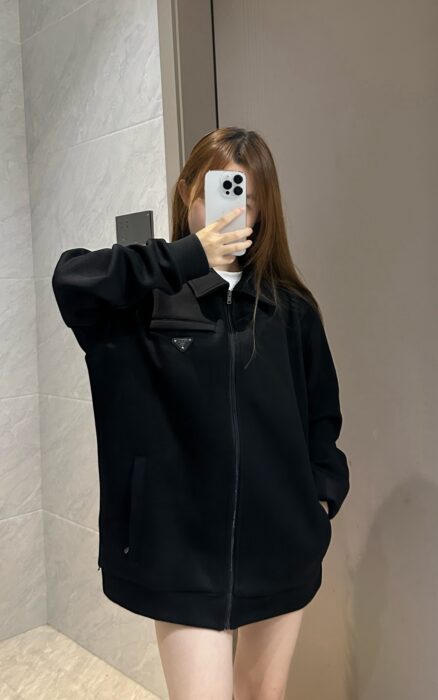 프라다 세모 로고 지퍼 카라 자켓 블랙 레플리카 미러급 SA급 S급 고퀄리티 하이엔드 최상급 의류 [남성여성공용] 2