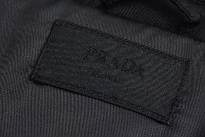 프라다 세모 로고 퀼팅 지퍼 코튼 자켓 블랙 레플리카 미러급 SA급 S급 고퀄리티 하이엔드 최상급 의류 [남성여성공용] 10