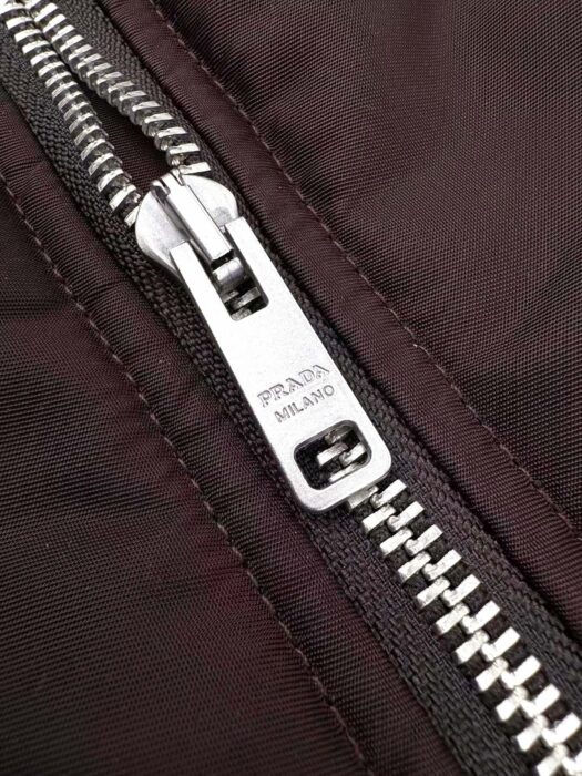 프라다 세모 로고 지퍼 숏 자켓 대추색 레플리카 미러급 SA급 S급 고퀄리티 하이엔드 최상급 의류 [남성여성공용] 9