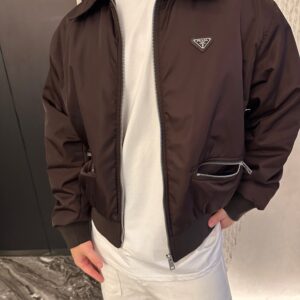 프라다 세모 로고 지퍼 숏 자켓 대추색 레플리카 미러급 SA급 S급 고퀄리티 하이엔드 최상급 의류 [남성여성공용]