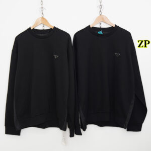 프라다 가슴 세모 모노그램 맨투맨 블랙 UJL30A-11OQ-F0806-S-222 레플리카 미러급 SA급 S급 고퀄리티 하이엔드 최상급 의류 [남성여성공용]