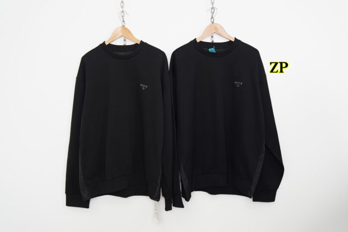 프라다 가슴 세모 모노그램 맨투맨 블랙 UJL30A-11OQ-F0806-S-222 레플리카 미러급 SA급 S급 고퀄리티 하이엔드 최상급 의류 [남성여성공용]