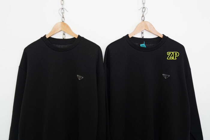 프라다 가슴 세모 모노그램 맨투맨 블랙 UJL30A-11OQ-F0806-S-222 레플리카 미러급 SA급 S급 고퀄리티 하이엔드 최상급 의류 [남성여성공용] 2