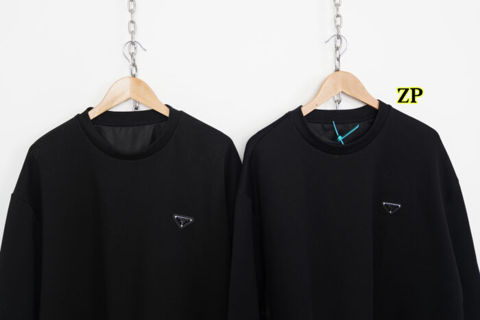 프라다 가슴 세모 모노그램 맨투맨 블랙 UJL30A-11OQ-F0806-S-222 레플리카 미러급 SA급 S급 고퀄리티 하이엔드 최상급 의류 [남성여성공용] 3