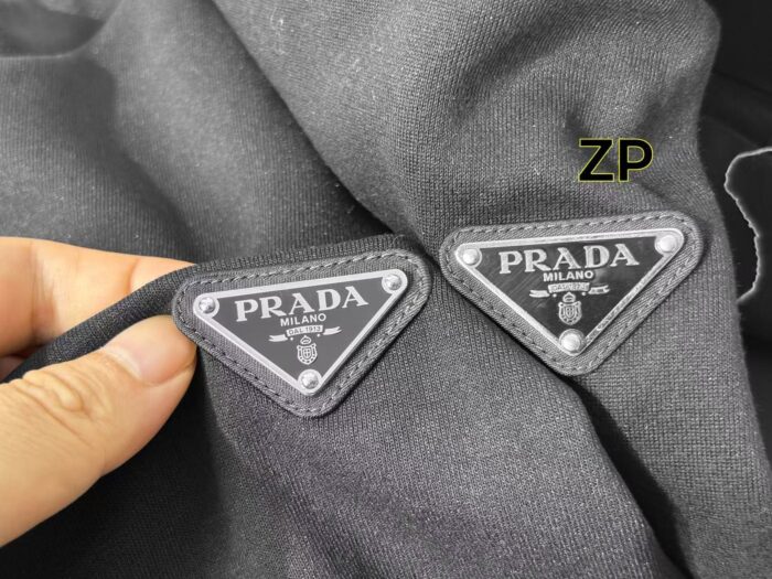 프라다 가슴 세모 모노그램 맨투맨 블랙 UJL30A-11OQ-F0806-S-222 레플리카 미러급 SA급 S급 고퀄리티 하이엔드 최상급 의류 [남성여성공용] 9