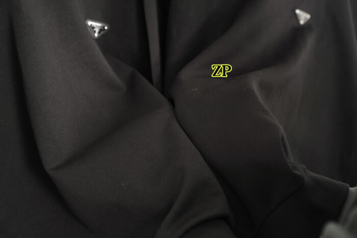 프라다 가슴 세모 모노그램 맨투맨 블랙 UJL30A-11OQ-F0806-S-222 레플리카 미러급 SA급 S급 고퀄리티 하이엔드 최상급 의류 [남성여성공용] 15