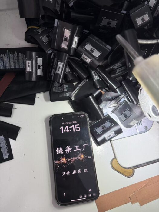 프라다 가슴 세모 모노그램 맨투맨 블랙 UJL30A-11OQ-F0806-S-222 레플리카 미러급 SA급 S급 고퀄리티 하이엔드 최상급 의류 [남성여성공용] 34