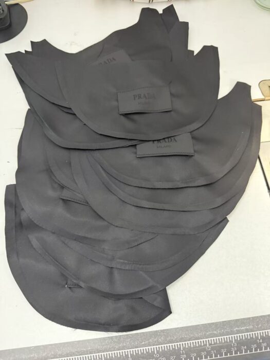 프라다 가슴 세모 모노그램 맨투맨 블랙 UJL30A-11OQ-F0806-S-222 레플리카 미러급 SA급 S급 고퀄리티 하이엔드 최상급 의류 [남성여성공용] 37