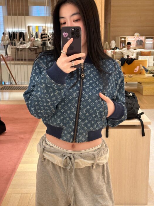 루이비통 크롭드 모노그램 데님 보머 자켓 레플리카 미러급 SA급 S급 고퀄리티 하이엔드 최상급 의류 [여성] 5