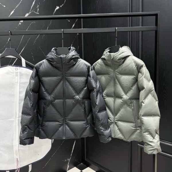 프라다 트라이앵글 엠보 다운 패딩 자켓 레플리카 미러급 SA급 S급 고퀄리티 하이엔드 최상급 의류 [남성]