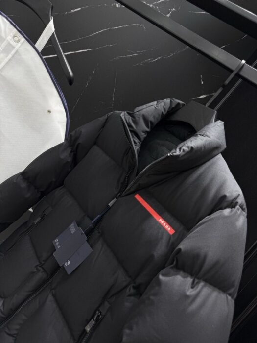 프라다 러버 로고 다운 패딩 자켓 레플리카 미러급 SA급 S급 고퀄리티 하이엔드 최상급 의류 [남성] 8