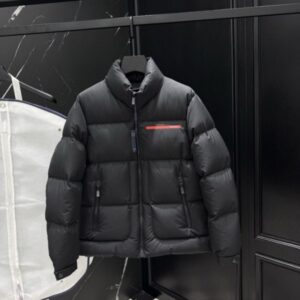 프라다 러버 로고 다운 패딩 자켓 레플리카 미러급 SA급 S급 고퀄리티 하이엔드 최상급 의류 [남성]