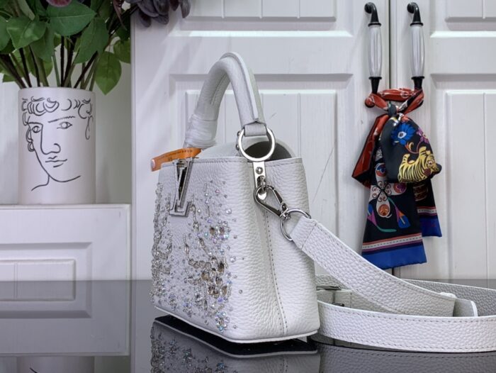 루이비통 카퓌신 미니 M25934 화이트 레플리카 미러급 SA급 S급 고퀄리티 최상급 하이엔드 가방 [여성] 4