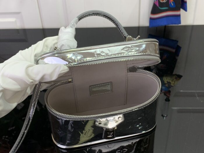 루이비통 베니티 체인 파우치 M26097 실버 레플리카 미러급 SA급 S급 고퀄리티 최상급 하이엔드 가방 [여성] 3