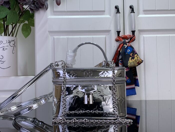 루이비통 베니티 체인 파우치 M26097 실버 레플리카 미러급 SA급 S급 고퀄리티 최상급 하이엔드 가방 [여성]