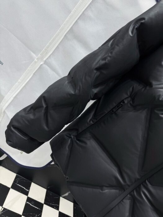 프라다 트라이앵글 엠보 다운 패딩 자켓 레플리카 미러급 SA급 S급 고퀄리티 하이엔드 최상급 의류 [남성] 13