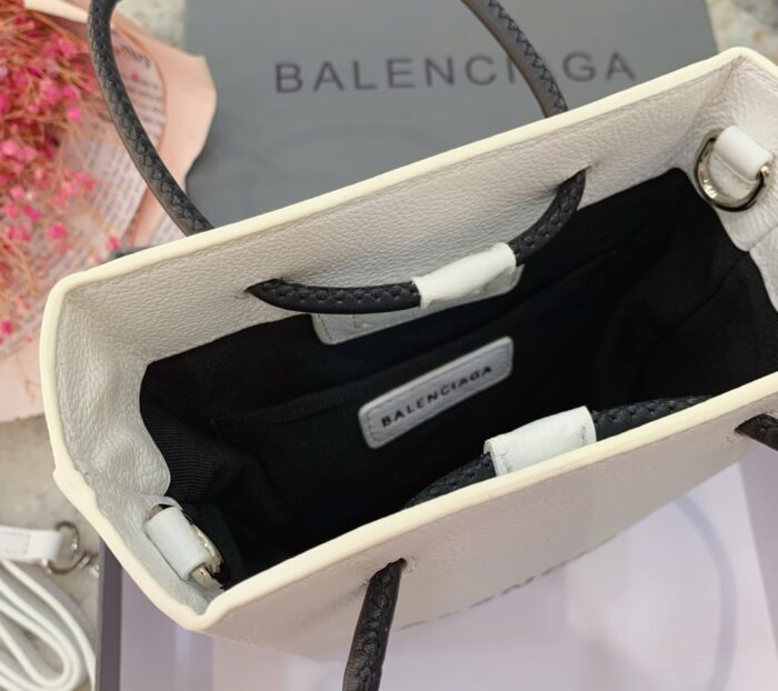 발렌시아가 로고 미니 폰홀더 토트백 겸 숄더백 크로스백 화이트 레플리카 미러급 SA급 S급 고퀄리티 최상급 하이엔드 가방 [여성] 5