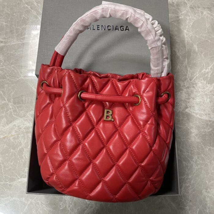 발렌시아가 B 퀼팅 버킷백 레드 양가죽 레플리카 미러급 SA급 S급 고퀄리티 최상급 하이엔드 가방 [여성]