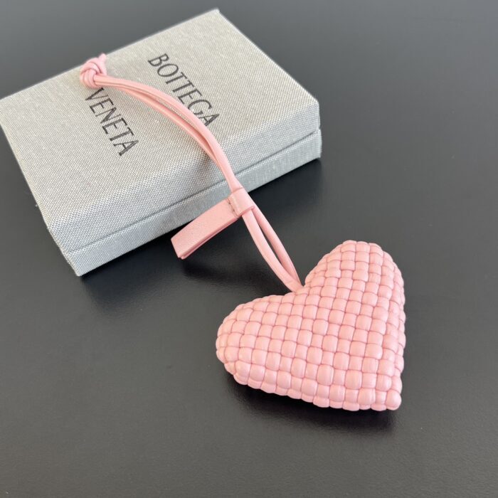 보테가베네타 하트 참 핑크 양가죽 844701 레플리카 미러급 SA급 S급 고퀄리티 최상급 하이엔드 악세사리 [남성여성공용] 2