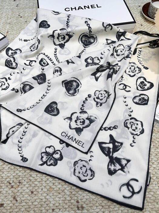 샤넬 프린트 스퀘어 스카프 화이트 스카프 레플리카 미러급 SA급 S급 고퀄리티 최상급 하이엔드 머플러 목도리 [여성] 5