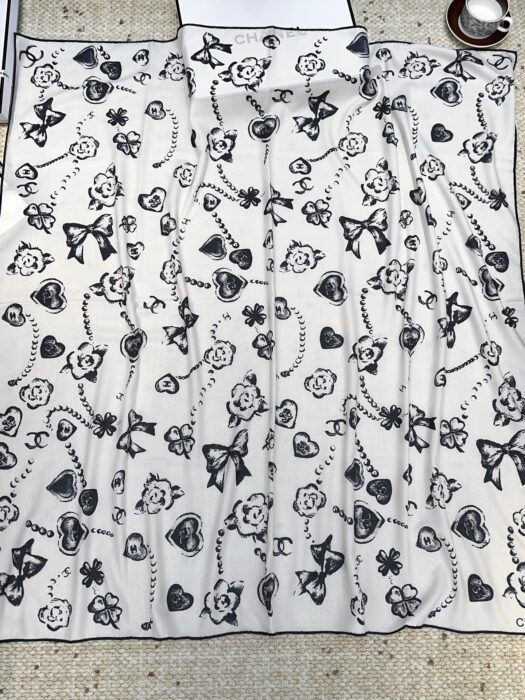 샤넬 프린트 스퀘어 스카프 화이트 스카프 레플리카 미러급 SA급 S급 고퀄리티 최상급 하이엔드 머플러 목도리 [여성] 7