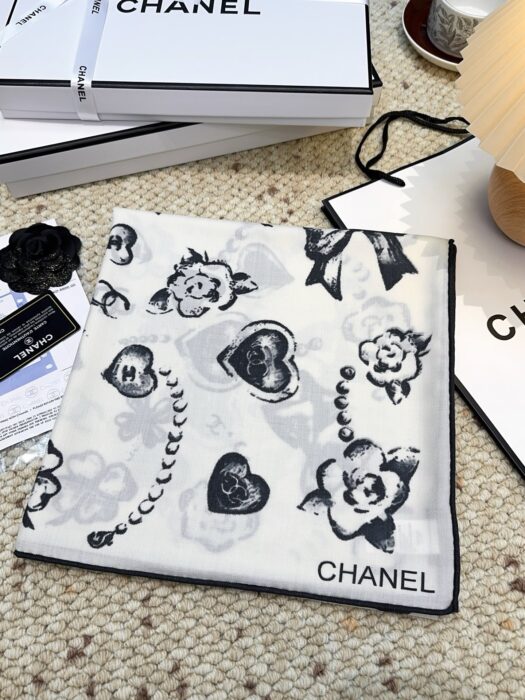 샤넬 프린트 스퀘어 스카프 화이트 스카프 레플리카 미러급 SA급 S급 고퀄리티 최상급 하이엔드 머플러 목도리 [여성] 2