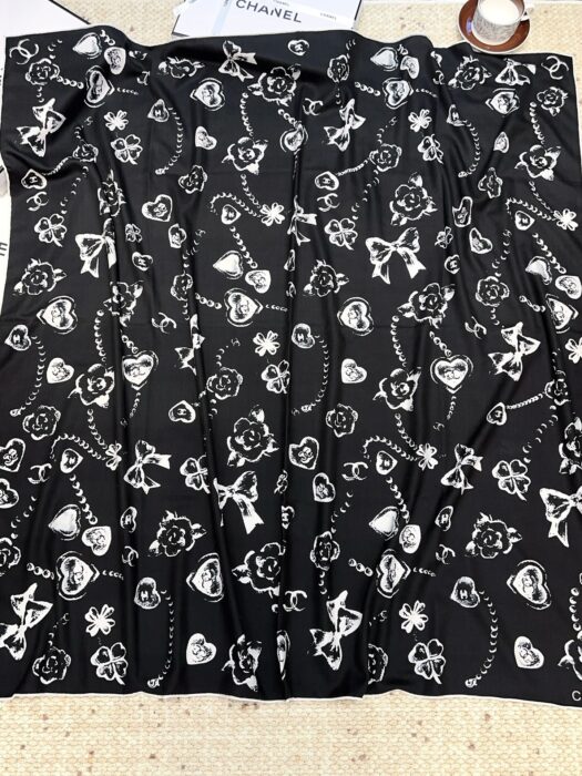 샤넬 프린트 스퀘어 스카프 블랙 스카프 레플리카 미러급 SA급 S급 고퀄리티 최상급 하이엔드 머플러 목도리 [여성] 4