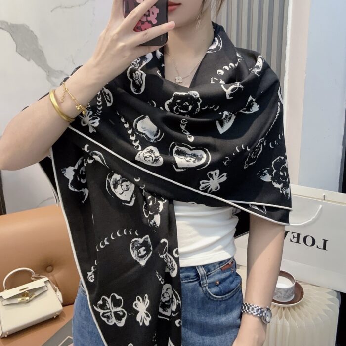 샤넬 프린트 스퀘어 스카프 블랙 스카프 레플리카 미러급 SA급 S급 고퀄리티 최상급 하이엔드 머플러 목도리 [여성]