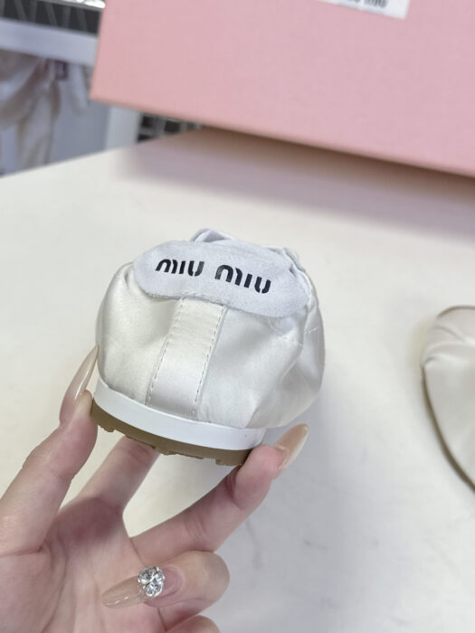 미우미우 캐쥬얼 가벼운 스니커즈 화이트 레플리카 미러급 SA급 S급 고퀄리티 최상급 하이엔드 신발 [여성] 9