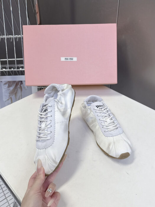 미우미우 캐쥬얼 가벼운 스니커즈 화이트 레플리카 미러급 SA급 S급 고퀄리티 최상급 하이엔드 신발 [여성] 2