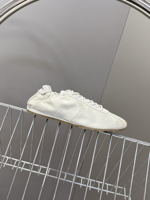 미우미우 캐쥬얼 가벼운 스니커즈 화이트 레플리카 미러급 SA급 S급 고퀄리티 최상급 하이엔드 신발 [여성]