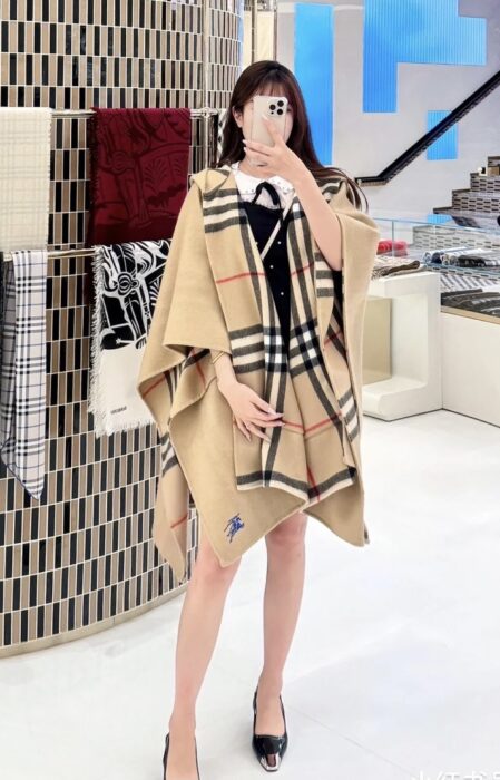 버버리 블루 승마 자수 체크 케이프 베이지 레플리카 미러급 SA급 S급 고퀄리티 최상급 하이엔드 악세사리 [여성]