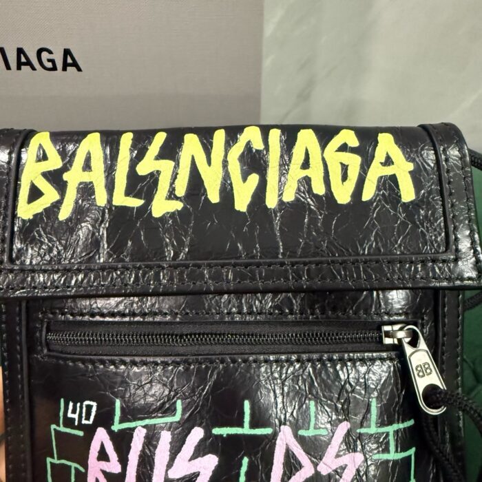 발렌시아가 그래피티 스마트폰 숄더백 블랙 레플리카 미러급 SA급 S급 고퀄리티 최상급 하이엔드 가방 [남성여성공용] 8