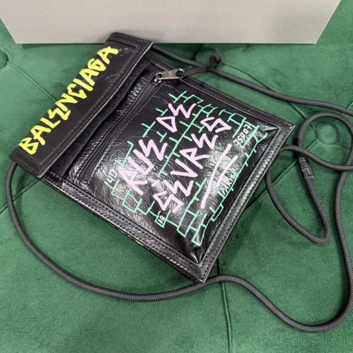 발렌시아가 그래피티 스마트폰 숄더백 블랙 레플리카 미러급 SA급 S급 고퀄리티 최상급 하이엔드 가방 [남성여성공용] 6