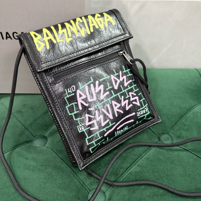 발렌시아가 그래피티 스마트폰 숄더백 블랙 레플리카 미러급 SA급 S급 고퀄리티 최상급 하이엔드 가방 [남성여성공용] 5