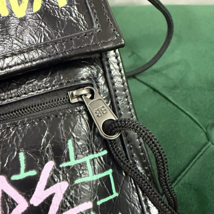 발렌시아가 그래피티 스마트폰 숄더백 블랙 레플리카 미러급 SA급 S급 고퀄리티 최상급 하이엔드 가방 [남성여성공용] 9