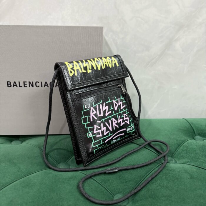 발렌시아가 그래피티 스마트폰 숄더백 블랙 레플리카 미러급 SA급 S급 고퀄리티 최상급 하이엔드 가방 [남성여성공용] 4