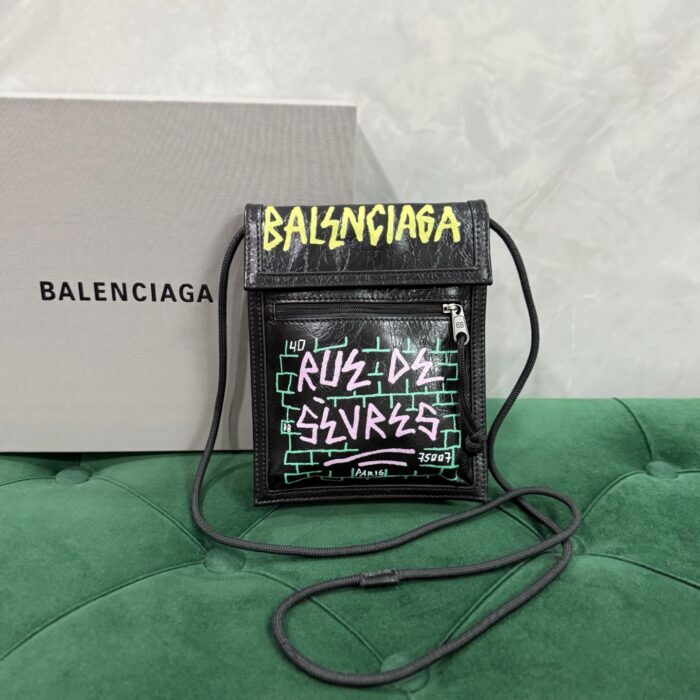 발렌시아가 그래피티 스마트폰 숄더백 블랙 레플리카 미러급 SA급 S급 고퀄리티 최상급 하이엔드 가방 [남성여성공용]