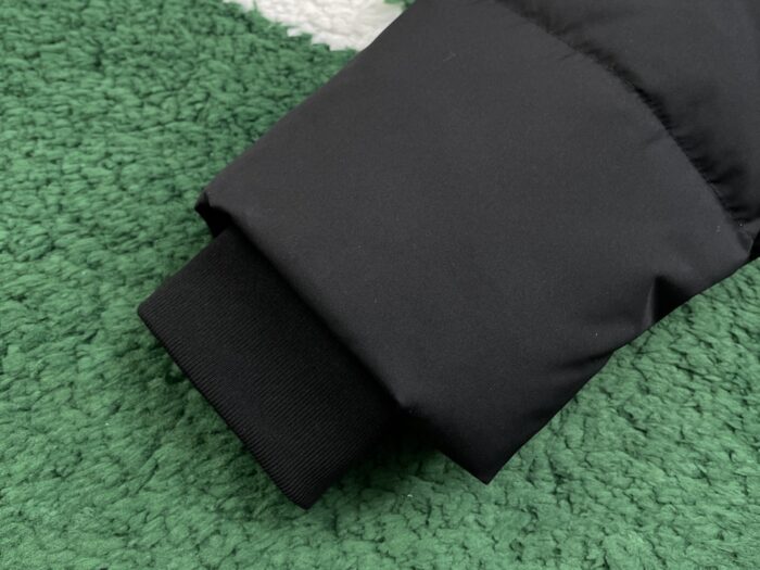 버버리 승마 로고 소매 탈부착 패딩 블랙 레플리카 미러급 SA급 S급 고퀄리티 하이엔드 최상급 의류 [남성여성공용] 10