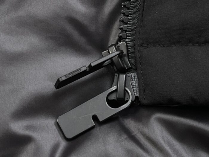 버버리 승마 로고 소매 탈부착 패딩 블랙 레플리카 미러급 SA급 S급 고퀄리티 하이엔드 최상급 의류 [남성여성공용] 11