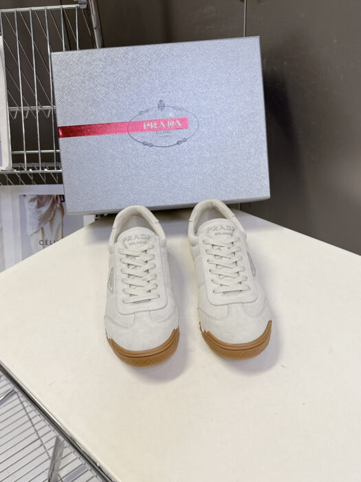 프라다 커플 삼각로고 스웨이드 스니커즈 라이트 그레이 레플리카 미러급 SA급 S급 고퀄리티 최상급 하이엔드 신발 [남성여성공용] 4