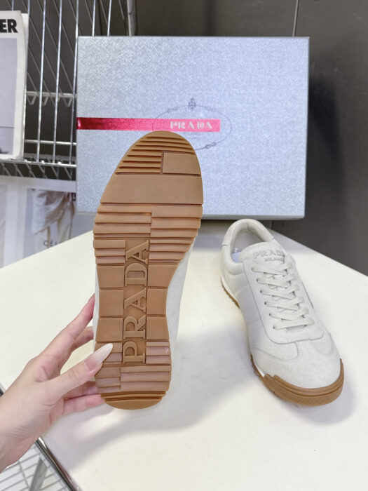 프라다 커플 삼각로고 스웨이드 스니커즈 라이트 그레이 레플리카 미러급 SA급 S급 고퀄리티 최상급 하이엔드 신발 [남성여성공용] 5