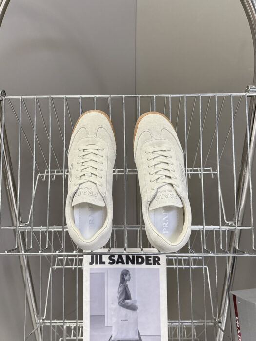 프라다 커플 삼각로고 스웨이드 스니커즈 라이트 그레이 레플리카 미러급 SA급 S급 고퀄리티 최상급 하이엔드 신발 [남성여성공용] 3