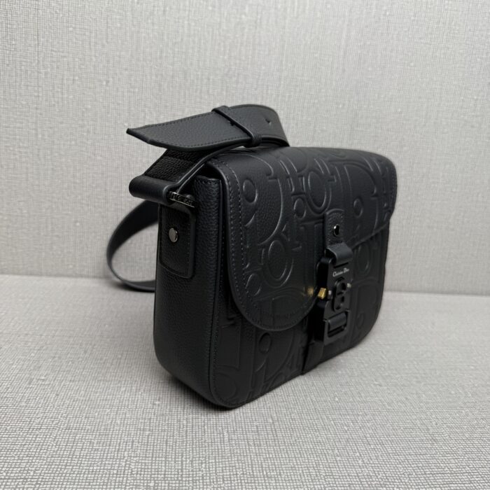 디올 스몰 새들 메신저 백 플랩 디올 그래비티 레더 앤 그레인드 카프스킨 블랙 레플리카 미러급 SA급 S급 고퀄리티 최상급 하이엔드 가방 [남성여성공용] 5