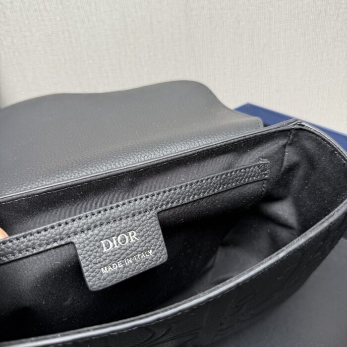 디올 스몰 새들 메신저 백 플랩 디올 그래비티 레더 앤 그레인드 카프스킨 블랙 레플리카 미러급 SA급 S급 고퀄리티 최상급 하이엔드 가방 [남성여성공용] 14